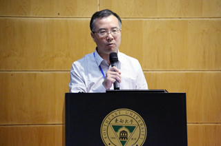 王海燕教授主持会议 王海燕教授主持会议